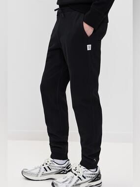 Reigning champ beige men’s jogger style sweatpants size small